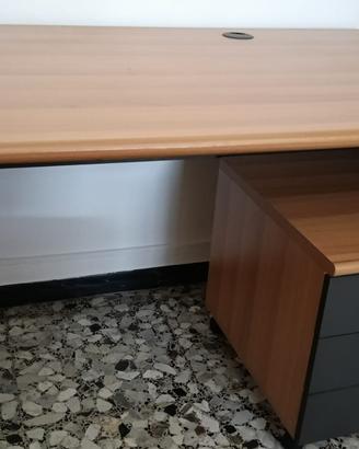 Scrivania con cassettiera