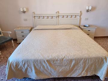 Mobili camera da letto: testiere,comodini,applique