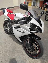 Yamaha R1, 2011