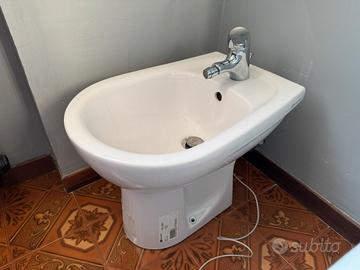 Bidè sanitario bagno con rubinetto della grohe