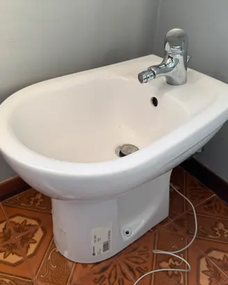 Bidè sanitario bagno con rubinetto della grohe