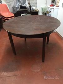 tavolo circolare in legno marrone