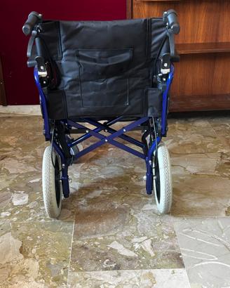 Sedia a rotelle Agila pieghevole e leggera
