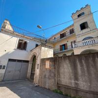 Soluzione indipendente, con corte e giardino