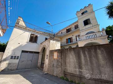 Soluzione indipendente, con corte e giardino