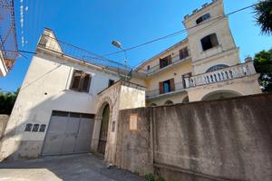 Soluzione indipendente, con corte e giardino