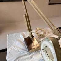 Lampada da tavolo con lente d’ingrandimento