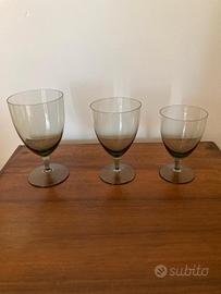 Bicchieri in vetro soffiato colore fumé.