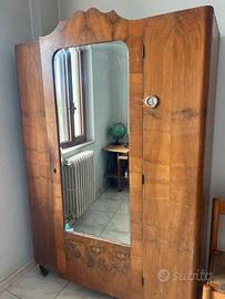 Antico armadio in legno con specchio