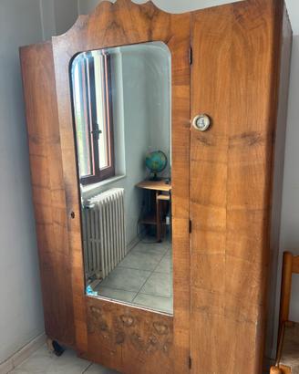 Antico armadio in legno con specchio