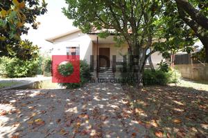 CASA SINGOLA CON GIARDINO A POSTIOMA CON TERRENO A