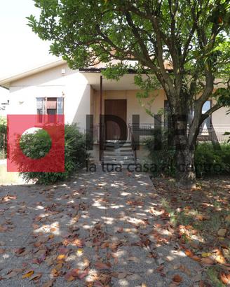 CASA SINGOLA CON GIARDINO A POSTIOMA CON TERRENO A