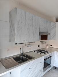 Cucina ad angolo con forno, cappa e fornello