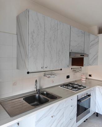 Cucina ad angolo con forno, cappa e fornello