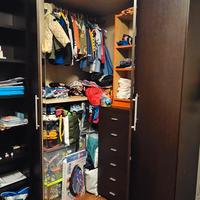 Mobile angolare con libreria e cassettiera 