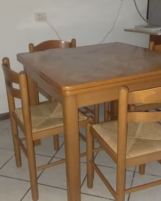 Divano letto verde, divano classico e tavolo