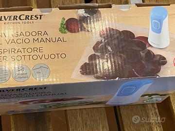 Aspiratore per sottovuoto con appositi sacchetti.