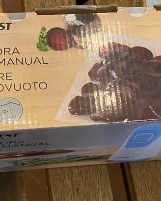 Aspiratore per sottovuoto con appositi sacchetti.