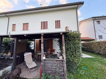 Villa di 211 m² con più di 5 locali e box auto a F