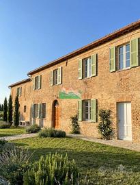 Rustico / Casale di 600 m² con più di 5 locali a R