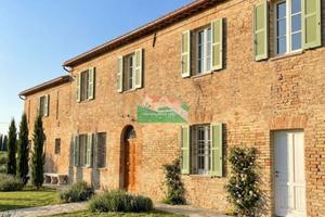 Rustico / Casale di 600 m² con più di 5 locali a R
