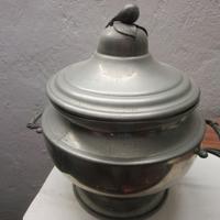 Collezione di antichi oggetti in peltro