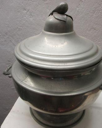Collezione di antichi oggetti in peltro
