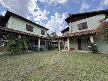 Villa di 300 m² con più di 5 locali a Monte Santa 
