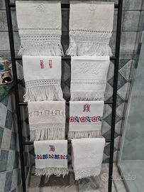 Asciugamani da bagno in tela ricamati a mano