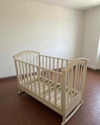 Culla a dondolo in legno con materasso