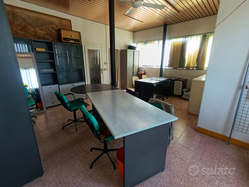 Locale ufficio con ampio parcheggio