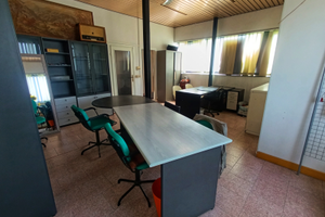 Locale ufficio con ampio parcheggio