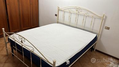 Letto con doghe e materasso