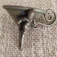 Piccolo imbuto vintage con bimbo in rilievo