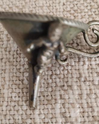 Piccolo imbuto vintage con bimbo in rilievo