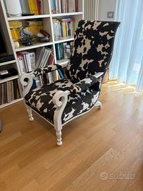 Poltrona in legno con tessuto pelle di mucca