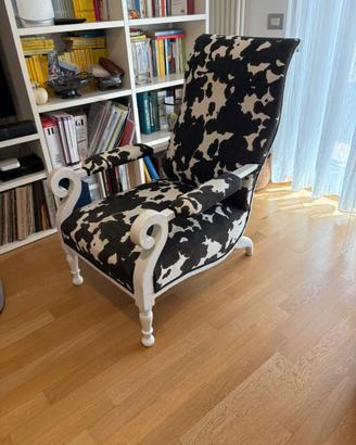 Poltrona in legno con tessuto pelle di mucca