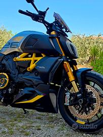 ducati diavel 1260s  black and steel