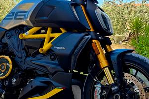 ducati diavel 1260s  black and steel