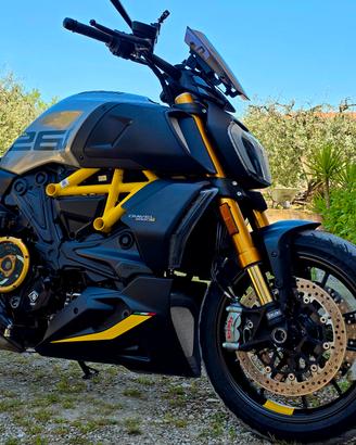 ducati diavel 1260s  black and steel