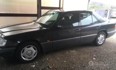 30 anni MERCEDES E200 124 ultima serie 136cv