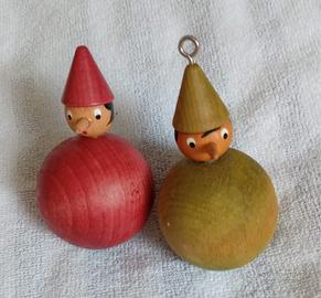 Pinocchio in legno sempre in piedi