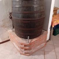 torchio per uva e pigiatrice manuale,botte x ferme