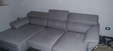 Divano con penisola e sedute scorrevoli