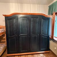 Armadio in legno massiccio