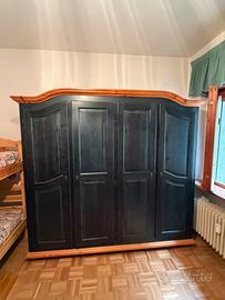 Armadio in legno massiccio