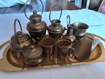 Composizione di oggetti in ottone