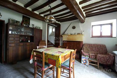 Rustico / Casale di 202 m² con 3 locali e box auto