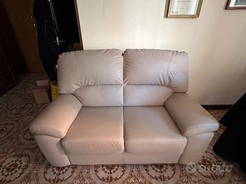 Divano 2 posti ecopelle beige Mondo Convenienza