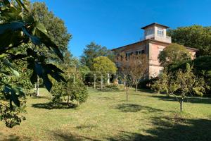 Villa Storica di Pregio con Parco a Sarzana